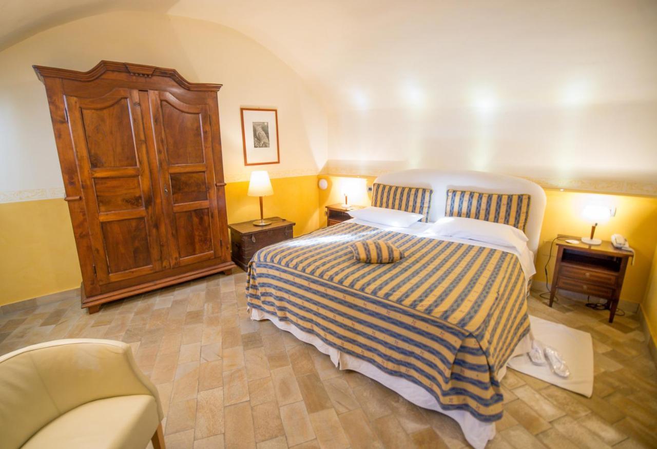 Hotel Castello Rosso Costigliole Saluzzo Exterior foto