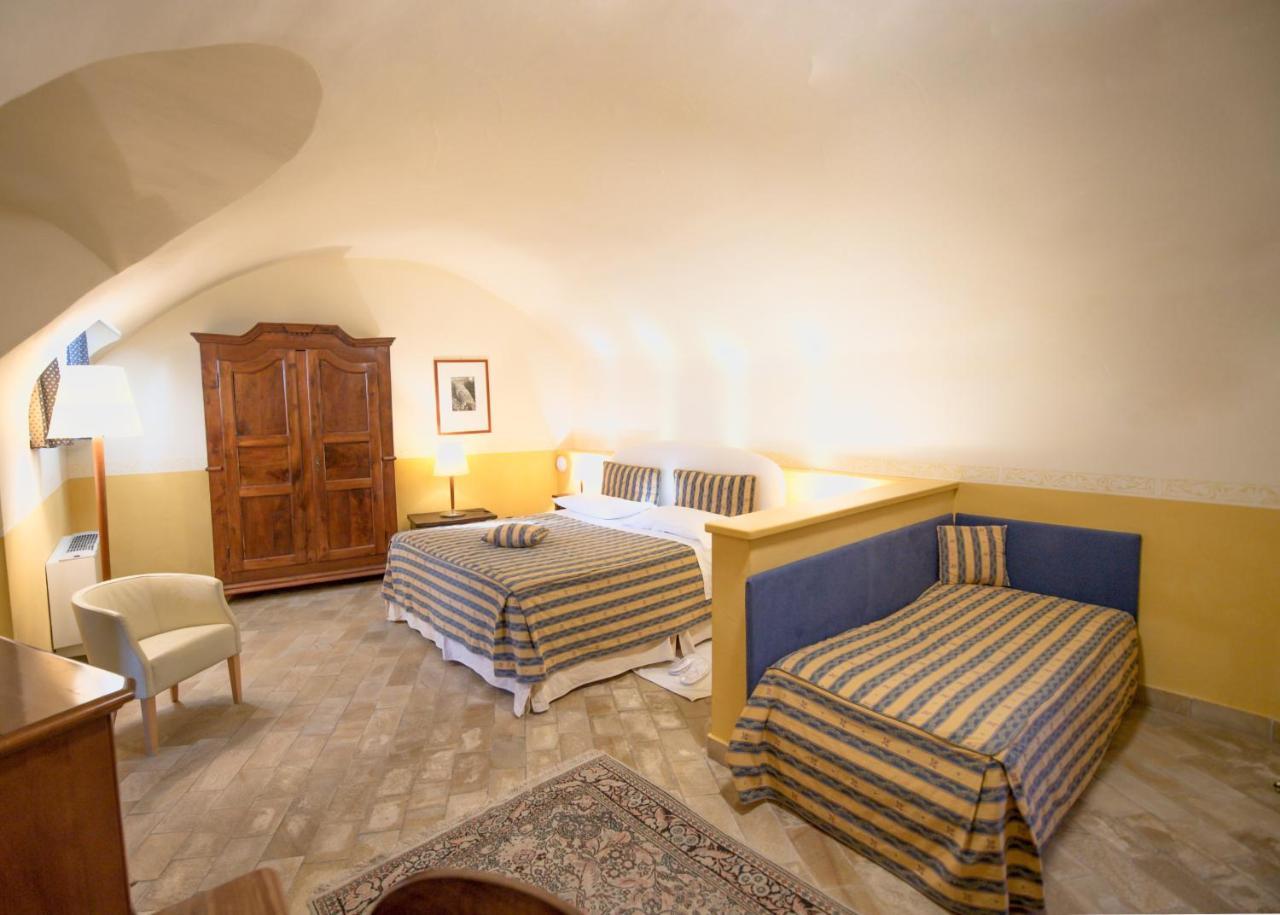 Hotel Castello Rosso Costigliole Saluzzo Exterior foto